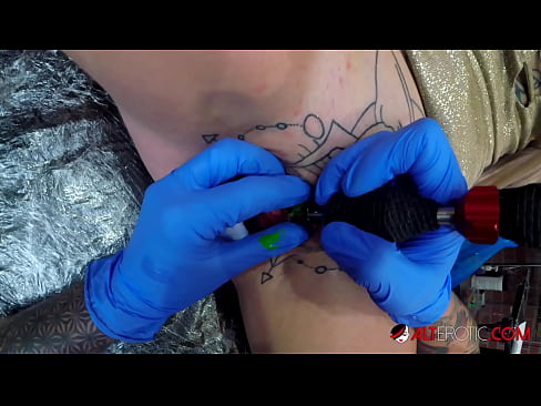 ❤️ Itin tatuiruota karšta Sully Savage gavo tatuiruotę ant savo klitorio ❌ Super seksas prie mūsų ❤